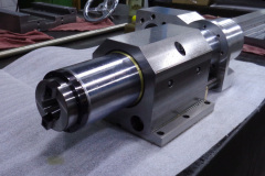 40 NMTB spindle nose with keys at left, quill clamp housing in the center and flange and gear box in back.